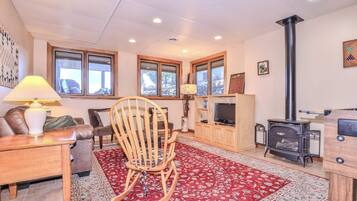 House, Multiple Beds, Patio (Shoreview Lake House) | Interior