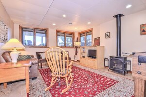 Casa, varias camas, patio (Shoreview Lake House) | Interior