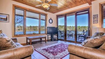 House, Multiple Beds, Patio (Shoreview Lake House) | Living area