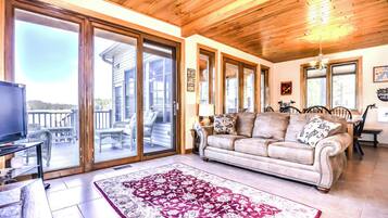 House, Multiple Beds, Patio (Shoreview Lake House) | Living area