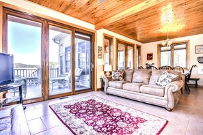 House, Multiple Beds, Patio (Shoreview Lake House) | Living area