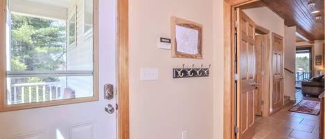 Casa, varias camas, patio (Shoreview Lake House) | Interior