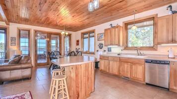 Casa, várias camas, varanda (Shoreview Lake House) | Parte interna
