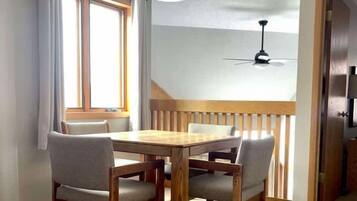 Condo, Berbilang Katil, Fireplace, Garden View (Pointe Unit 203) | Tempat makan