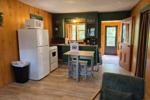 Mökki, 2 parisänkyä, keittiö, näköala puutarhaan (GS Woodies Perch 5) | Sisätilat