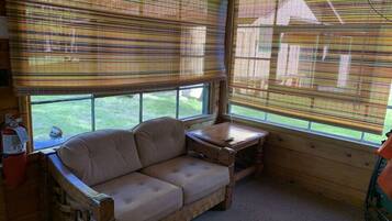 Cabaña, 2 camas matrimoniales, cocina, vista al jardín (GS Woodies Perch 5) | Área de sala de estar