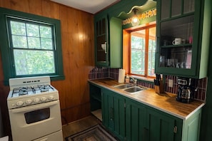 Cabin, 2 Double Beds, Kitchen, Garden View (GS Woodies Perch 5) | Private kitchen - Gresham Shores - Woodies Perch - PET Friendly (Woodruff)