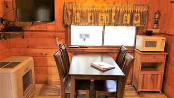 Kabin, 1 Tempat Tidur Queen dengan tempat tidur Sofa, dapur, pemandangan kebun (Old Stoney's Perch) | 1 kamar tidur dan didekorasi berbeda-beda