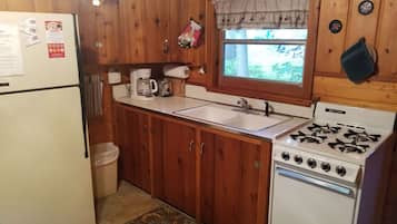 Cabin, 1 Queen Bed with Sofa bed, Kitchen, Garden View (Old Stoney's Perch) | Private kitchen