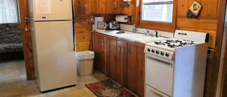 Cabin, 1 Queen Bed with Sofa bed, Kitchen, Garden View (Old Stoney's Perch) | Private kitchen