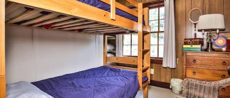 ハウス ベッド (複数台) 暖炉 (Hearthwood Beach HS) | 2 室のベッドルーム、客室ごとに異なる装飾、客室ごとに異なるインテリア、ベッドシーツ