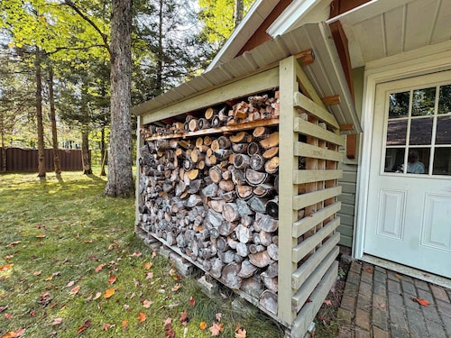 Blue Lake Cottage - Pet Friendly Rental