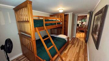 Nhà, nhiều giường, sân hiên (Blue Lake Cottage) | 3 phòng ngủ, trang trí khác biệt