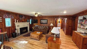 House, Multiple Beds, Patio (Blue Lake Cottage) | Living area