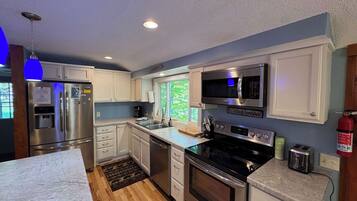 House, Multiple Beds, Patio (Blue Lake Cottage) | Private kitchen