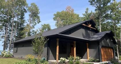 Fox's Den Fence Lake Home - Private With Lake View