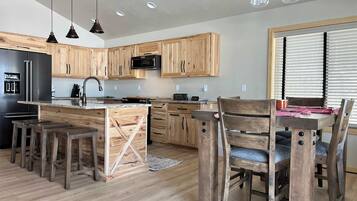 House, Multiple Beds, Patio (Fox's Den) | Private kitchen