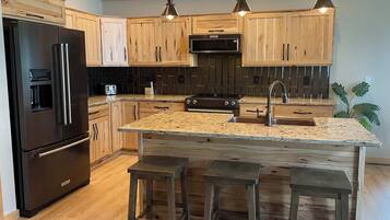 House, Multiple Beds, Patio (Fox's Den) | Private kitchen