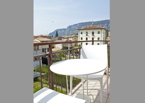 Outdoor dining - Central apartment in Garda, 300 m from Lake Garda, parking for a fee (Garda)