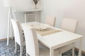 Dining - Central apartment in Garda, 300 m from Lake Garda, parking for a fee (Garda)