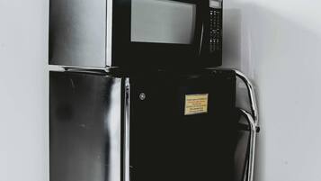 Studio, 1 King Bed, Patio (Island Cove Resort 6) | Mini-refrigerator