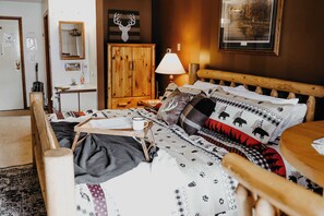 Studio, 1 King Bed, Patio (Island Cove Resort 6) - Island Cove #6 - On Lake Minocqua (Minocqua)