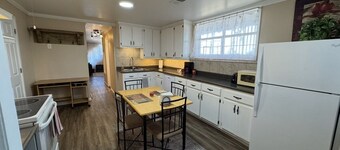Cozy 1-bedroom apartment in charming Flowery Branch with AC