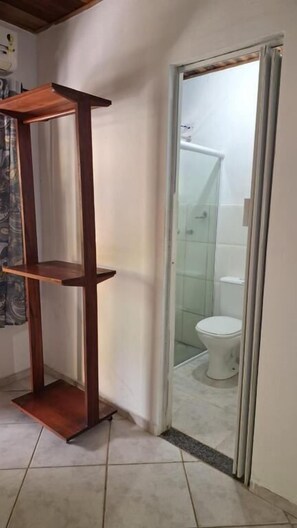 Shower, towels, toilet paper - Pousada Três Irmãos (Paraty)