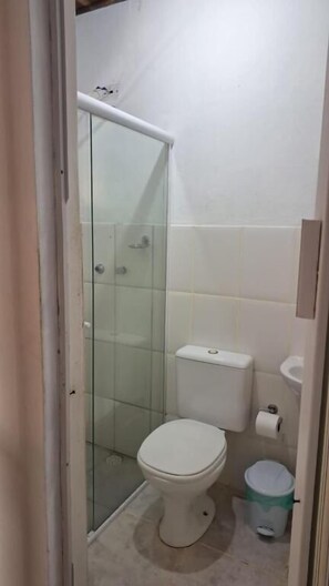 Shower, towels, toilet paper - Pousada Três Irmãos (Paraty)