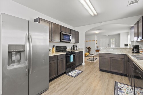 Modern 4BR Near IAH+Cynthia woods+33 min DT + Free Parking