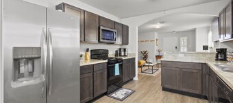 Modern 4BR Near IAH+Cynthia woods+33 min DT + Free Parking