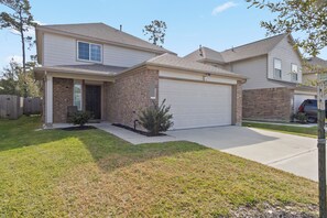 Exterior - Modern 4BR Near IAH+Cynthia woods+33 min DT + Free Parking (Spring)
