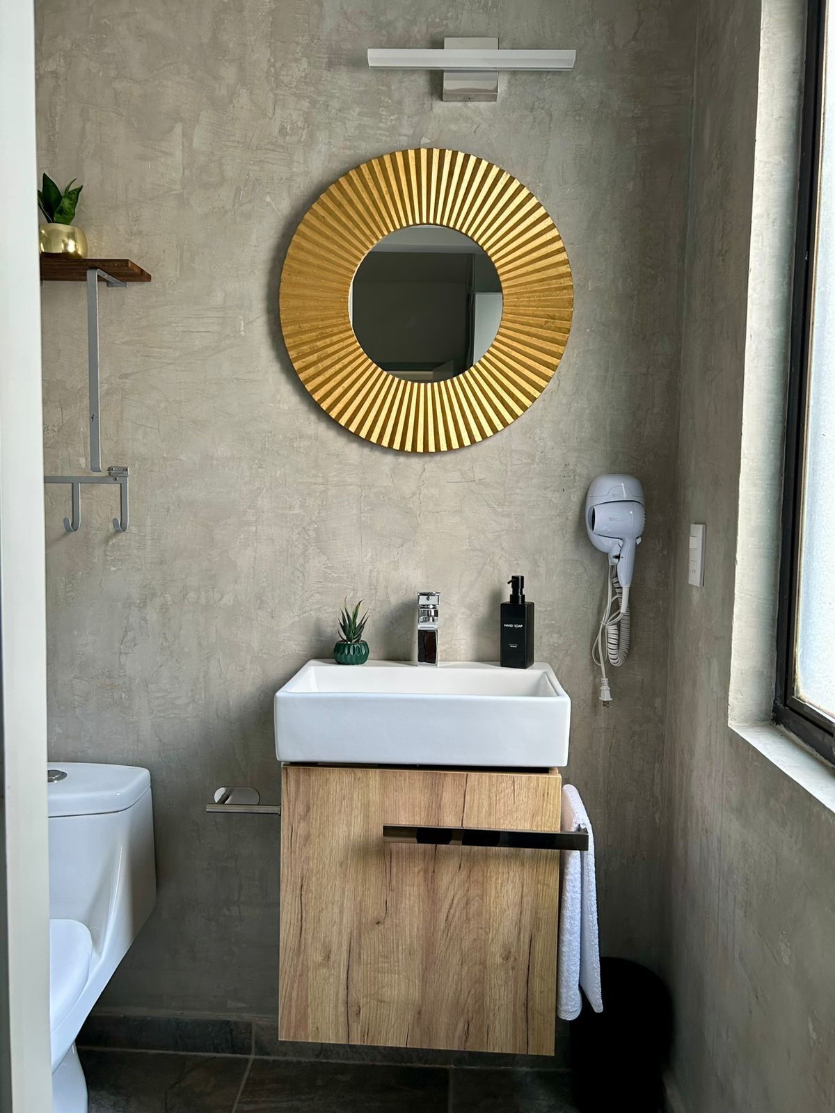 Habitación doble Deluxe | Baño | Regadera, secadora de cabello, toallas, jabón 
