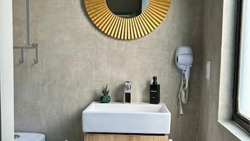Deluxe-Doppelzimmer | Badezimmer | Dusche, Haartrockner, Handtücher, Seife