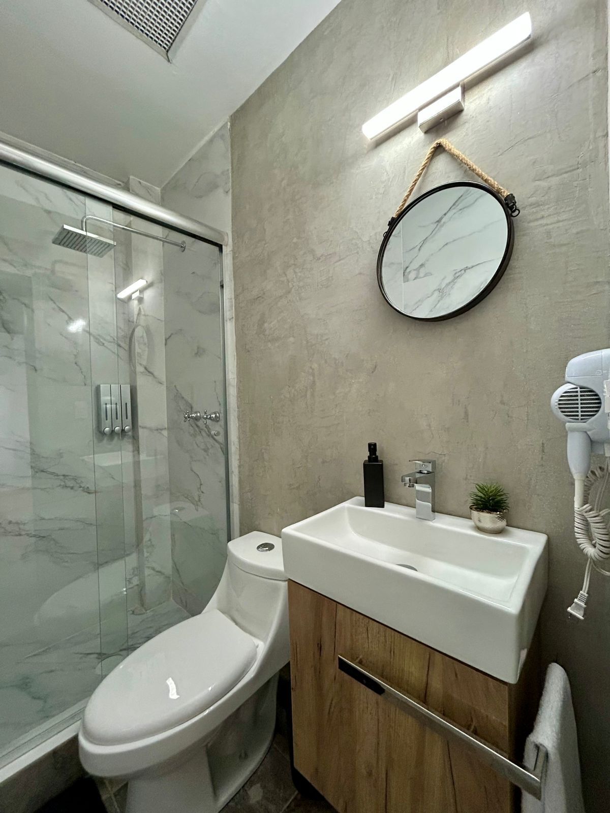 Executive Room | Bathroom | Shower, hair dryer, towels, soap