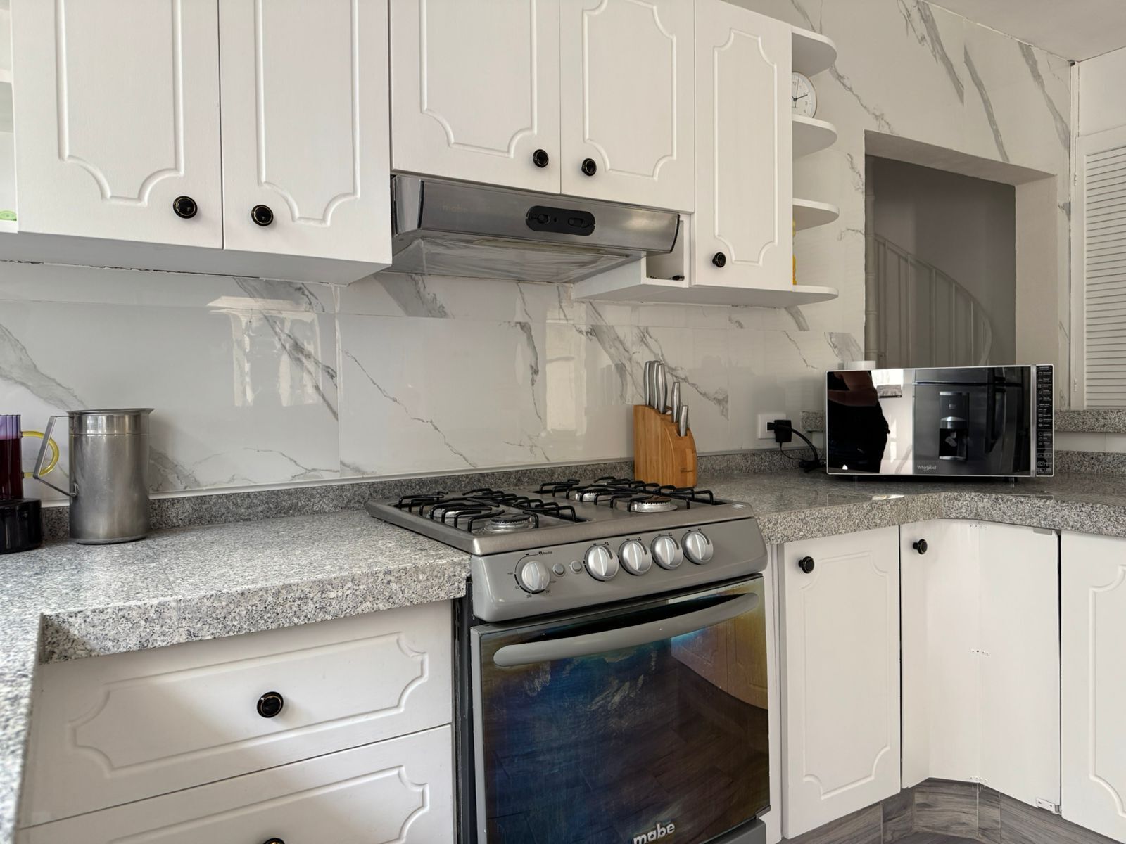 Refrigerador em uma área comum, micro-ondas em uma área comum