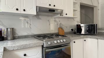 Refrigerador em uma área comum, micro-ondas em uma área comum