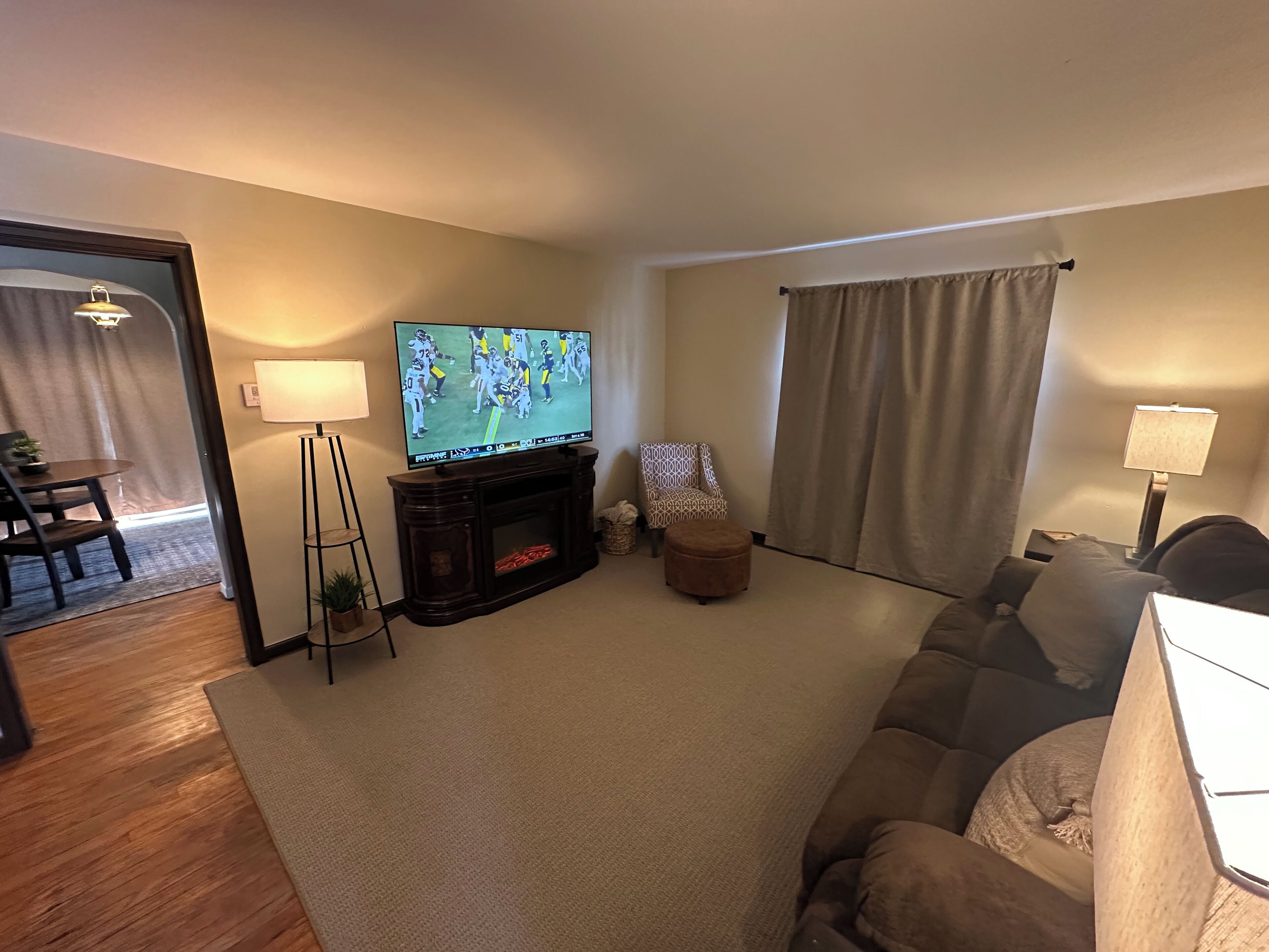 Televisión y chimenea 