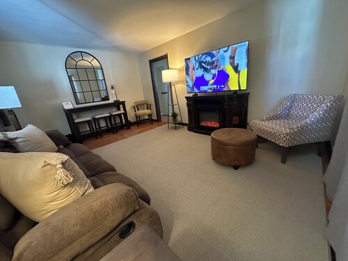 2 BR Home in Quaint Beaver-Riverwalk, Shops & Nightlife! Near PIT, WiFi, 65" TV!