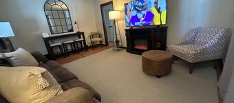 2 BR Home in Quaint Beaver-Riverwalk, Shops & Nightlife! Near PIT, WiFi, 65" TV!