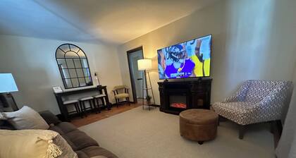 2 BR Home in Quaint Beaver-Riverwalk, Shops & Nightlife! Near PIT, WiFi, 65" TV!