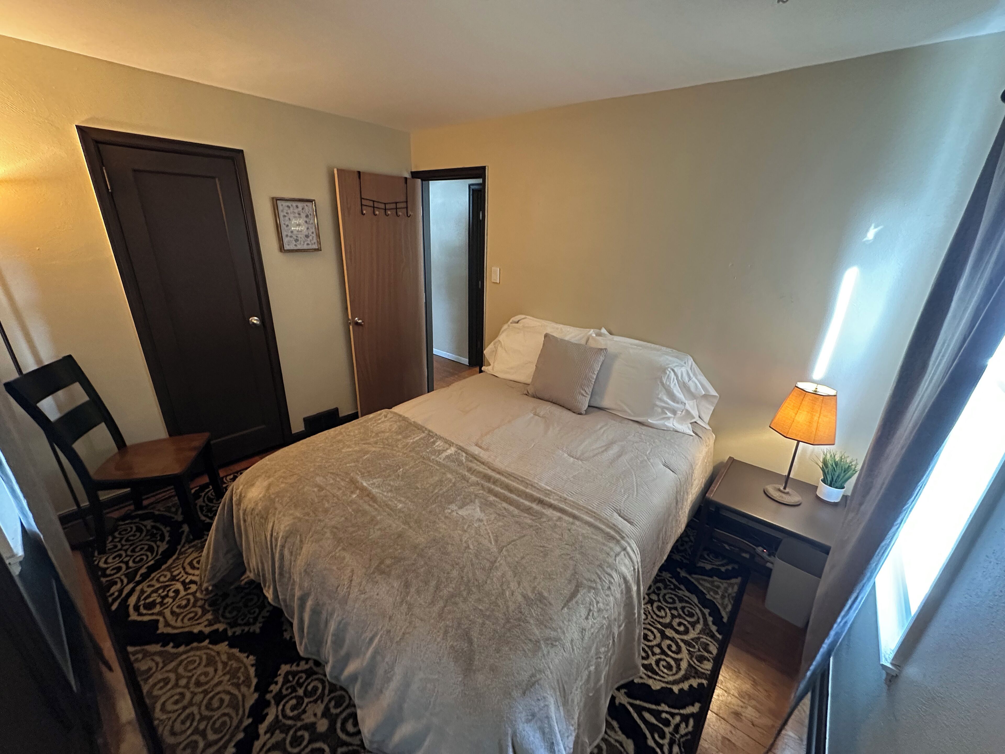 Tabla de planchar con plancha, wifi y ropa de cama 