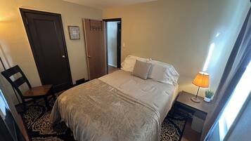 Tabla de planchar con plancha, wifi y ropa de cama