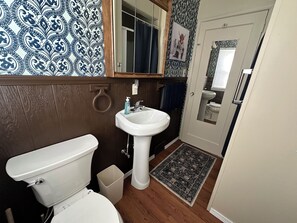 Douche, sèche-cheveux, bidet, serviettes fournies