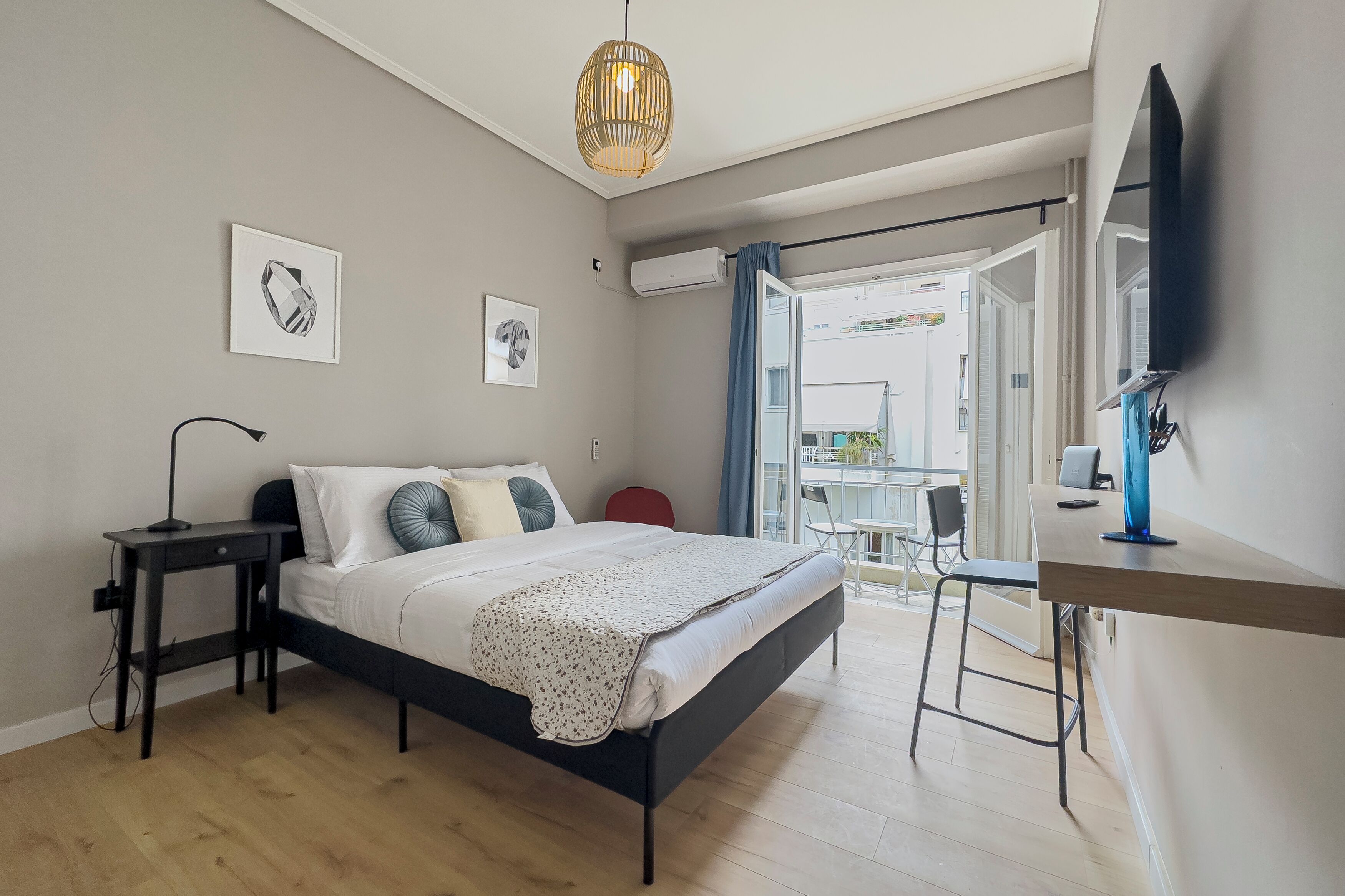 Een strijkplank/strijkijzer, internet, beddengoed