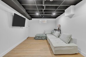 Televisión y chimenea 