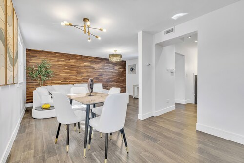 Modern 4-bedroom house in peaceful Westmont area