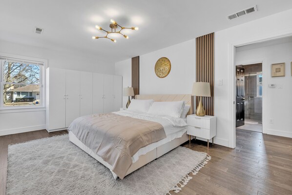 4 bedrooms, iron/ironing board, WiFi, bed sheets - Modern 4-bedroom house in peaceful Westmont area (Westmont)
