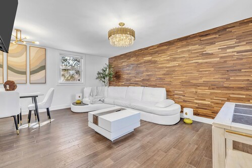 Modern 4-bedroom house in peaceful Westmont area