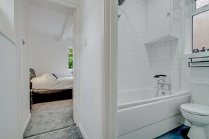 Haartrockner, Handtücher, Seife, Toilettenpapier
